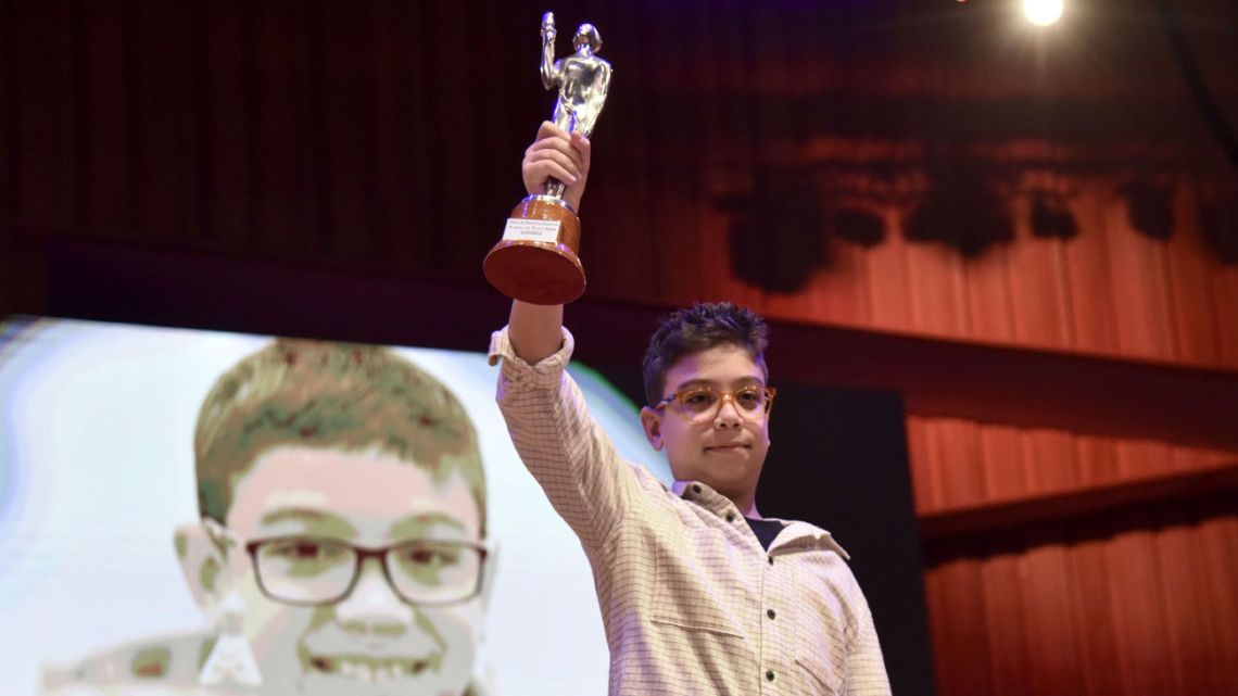 El prodigio Faustino Oro recibió el Premio Perfil por el Mejor Aporte desde el Deporte al Desarrollo Humano