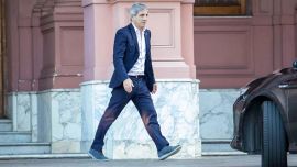 El ministro Caputo enfrenta un enero crítico y busca dólares para evitar un default técnico