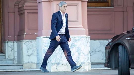 El ministro Caputo enfrenta un enero crítico y busca dólares para evitar un default técnico El ministro Caputo enfrenta un enero crítico y busca dólares para evitar un default técnico