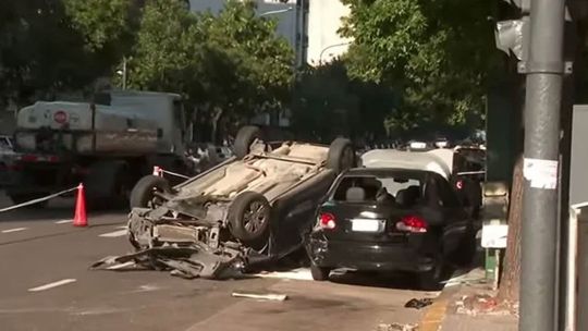 Tres Chevrolet chocaron en Balvanera: buscan a uno de los conductores, que volcó y escapó a pie Tres Chevrolet chocaron en Balvanera: buscan a uno de los conductores, que volcó y escapó a pie