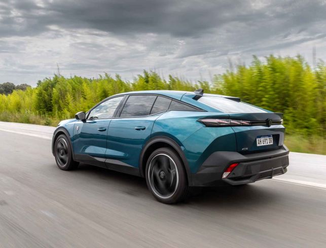 Probamos el nuevo Peugeot 408 GT: Cambia, todo cambia...