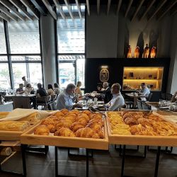 El Sheraton Asunción, ubicado en el Distrito Financiero, es la mejor opción para quienes viajan a hacer compras. Su gastronomía es un plus. 