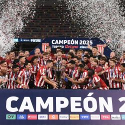 Estudiantes' midfielder Santiago Ascacibar lifts the trophy next to teammates after winning the Argentine Professional Football League 2025 Clausura Tournament final match between Racing and Estudiantes at the Madre de Ciudades stadium in Santiago del Estero, Argentina on December 13, 2025. 