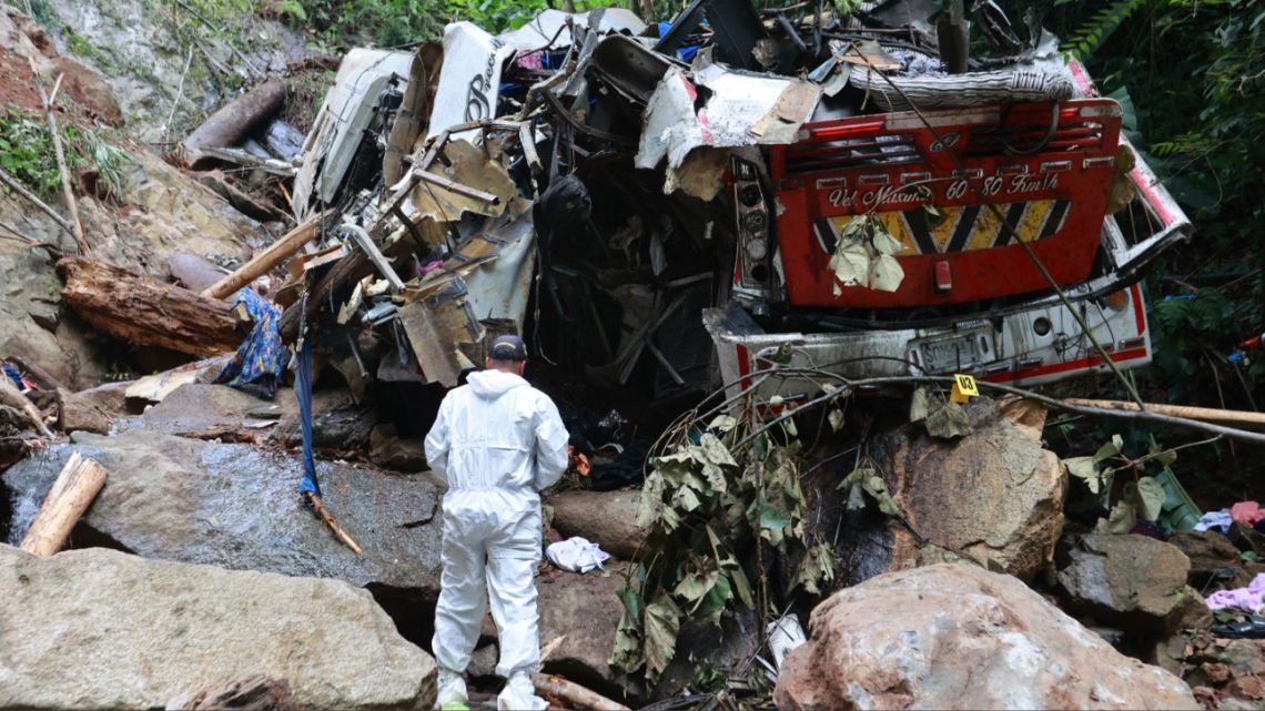 Tragedia en Antioquia: 17 jóvenes muertos al caer colectivo a un precipicio