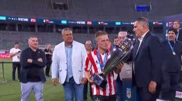 Chiqui Tapia vivió una noche difícil en Santiago del Estero: entregó las medallas y la copa del Clausura a Estudiantes.