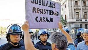 141225_protesta_jubilados_marcha_policia_cuarterolo_g