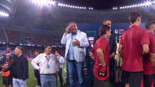 Sin secanucas, ‘Chiqui’ Tapia transpiró como nunca en la entrega de premios a Estudiantes en Santiago