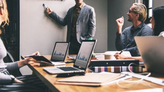 El trabajo en tiempos de IA El trabajo en tiempos de IA