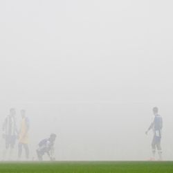El defensor español de Estoril, Ricard Sánchez, y el resto de jugadores permanecen en el campo mientras el juego está suspendido temporalmente debido al humo de las bengalas de los aficionados durante el partido de fútbol de la Liga Portuguesa entre el FC Porto y el GD Estoril Praia en el estadio Dragao en Oporto. | Foto:MIGUEL RIOPA / AFP