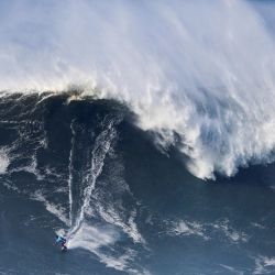 El francés Benjamin Sanchis surfea una ola durante una sesión de surf del WSL Big Wave Challenge en Nazaré. | Foto:FILIPE AMORIM / AFP