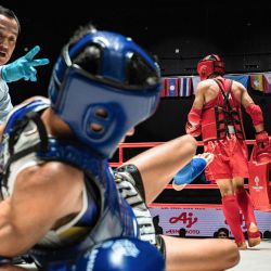 El vietnamita Dang Huynh Hai reacciona en el suelo mientras compite contra el tailandés Chalongchai Minindi en los cuartos de final del evento masculino de Muay Thai de 51 kg de los 33.º Juegos del Sudeste Asiático (SEA Games) en el Estadio de Boxeo Lumpinee en Bangkok. | Foto:Chanakarn Laosarakham / AFP