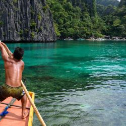 Esta fotografía muestra a un barquero empujando su bote hacia la Laguna Verde, frente a la ciudad de Coron, en la provincia de Palawan, Filipinas. | Foto:Mladen Antonov / AFP