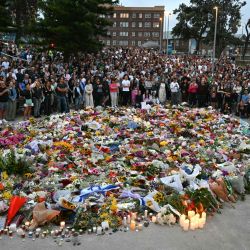 Los dolientes se reunieron en un homenaje en el Bondi Pavillion en memoria de las víctimas del tiroteo en Bondi Beach, Sídney. Un padre y su hijo abrieron fuego durante un festival judío en Bondi Beach, Australia, en un tiroteo que dejó 15 muertos, incluido un niño, según informaron las autoridades, denunciando el ataque como terrorismo antisemita. | Foto:Saeed Khan / AFP