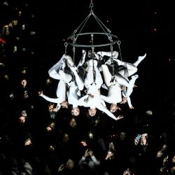 Miembros de la compañía de danza Zenit realizan un ballet aéreo titulado «ARIA» sobre los espectadores en el antiguo puerto de Marsella, en el sur de Francia. | Foto:Thibaud Moritz / AFP