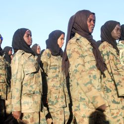 Militares sudanesas se reúnen tras completar un curso de entrenamiento para apoyar al ejército regular sudanés en la localidad de Ombada, al oeste de Omdurmán, en la capital, Jartum. La guerra entre el Ejército sudanés y las Fuerzas de Apoyo Rápido (FAR) de Sudán, que controlan zonas del oeste de Sudán, estalló en abril de 2023 y ha provocado lo que la ONU ha descrito como la peor crisis humanitaria del mundo. | Foto:Ebrahim Hamid / AFP