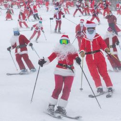 Personas disfrazadas de Papá Noel esquiaron por South Ridge en el resort Sunday River en Newry, Maine, para recaudar fondos para The River Fund y la Fundación Boyne Forever. | Foto:OWENS LAMBERT / AFP