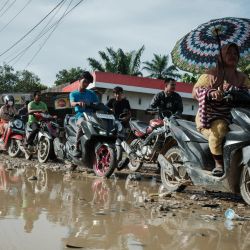 Personas hacen fila durante dos horas para cargar combustible en una gasolinera en una zona donde los recursos vitales aún se ven afectados por una inundación repentina ocurrida hace unas tres semanas en Aceh Tamiang, en el norte de Sumatra. Las devastadoras inundaciones y deslizamientos de tierra han causado la muerte de 1.006 personas en Indonesia, según informaron los rescatistas, mientras la nación del sudeste asiático lidia con la enorme magnitud de las labores de socorro. | Foto:Yasuyoshi Chiba / AFP