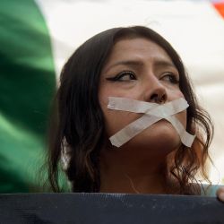 Una mujer asiste a una manifestación convocada por la Generación Z contra el gobierno de la presidenta de México, Claudia Sheinbaum, en la Ciudad de México. | Foto:Rodrigo Oropeza / AFP