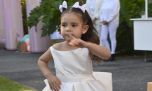 El increíble look de Sarah Burlando en su cumple de 3 años: vestido blanco, moños XL y estilo de princesa
