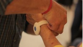 Capilla del Monte presentó un botón de alerta para emergencias para adultos mayores