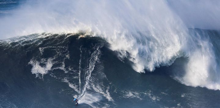 El francés Benjamin Sanchis surfea una ola durante una sesión de surf del WSL Big Wave Challenge en Nazaré.