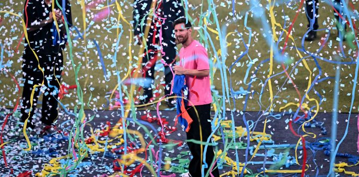 El futbolista argentino Lionel Messi asiste a un evento de su Tour GOAT en el Estadio Arun Jaitley de Nueva Delhi. Messi, de 38 años, superestrella de Argentina e Inter Miami, junto con sus compañeros de Inter Miami Luis Suárez y Rodrigo de Paul, forman parte del llamado Tour GOAT de una nación apasionada por el críquet.