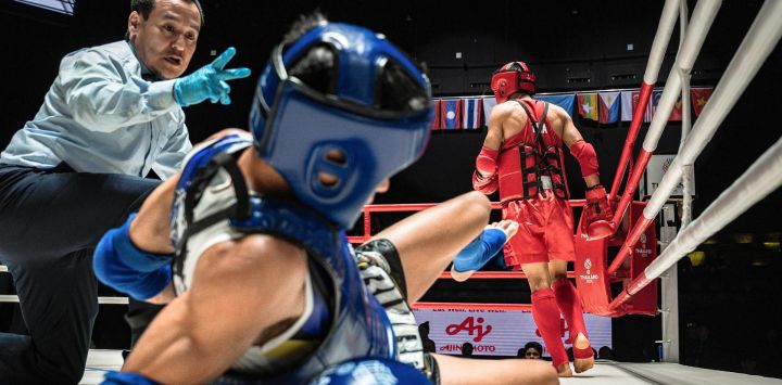 El vietnamita Dang Huynh Hai reacciona en el suelo mientras compite contra el tailandés Chalongchai Minindi en los cuartos de final del evento masculino de Muay Thai de 51 kg de los 33.º Juegos del Sudeste Asiático (SEA Games) en el Estadio de Boxeo Lumpinee en Bangkok.