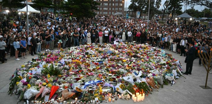 Los dolientes se reunieron en un homenaje en el Bondi Pavillion en memoria de las víctimas del tiroteo en Bondi Beach, Sídney. Un padre y su hijo abrieron fuego durante un festival judío en Bondi Beach, Australia, en un tiroteo que dejó 15 muertos, incluido un niño, según informaron las autoridades, denunciando el ataque como terrorismo antisemita.