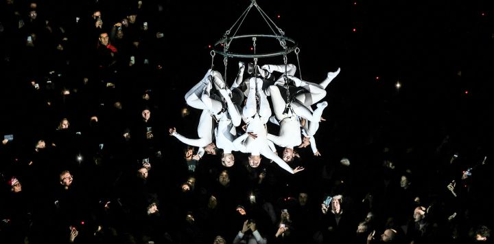 Miembros de la compañía de danza Zenit realizan un ballet aéreo titulado «ARIA» sobre los espectadores en el antiguo puerto de Marsella, en el sur de Francia.