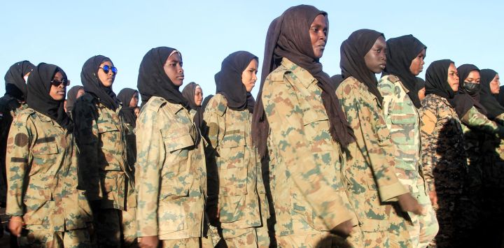 Militares sudanesas se reúnen tras completar un curso de entrenamiento para apoyar al ejército regular sudanés en la localidad de Ombada, al oeste de Omdurmán, en la capital, Jartum. La guerra entre el Ejército sudanés y las Fuerzas de Apoyo Rápido (FAR) de Sudán, que controlan zonas del oeste de Sudán, estalló en abril de 2023 y ha provocado lo que la ONU ha descrito como la peor crisis humanitaria del mundo.