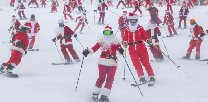 Personas disfrazadas de Papá Noel esquiaron por South Ridge en el resort Sunday River en Newry, Maine, para recaudar fondos para The River Fund y la Fundación Boyne Forever.
