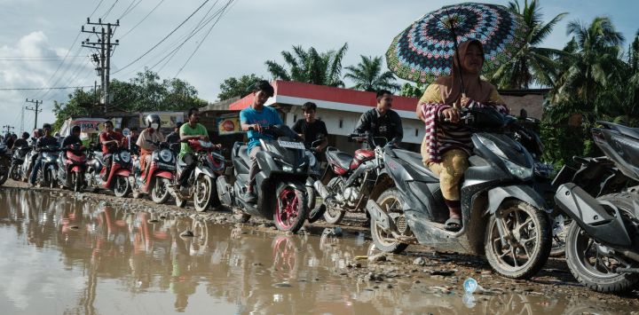 Personas hacen fila durante dos horas para cargar combustible en una gasolinera en una zona donde los recursos vitales aún se ven afectados por una inundación repentina ocurrida hace unas tres semanas en Aceh Tamiang, en el norte de Sumatra. Las devastadoras inundaciones y deslizamientos de tierra han causado la muerte de 1.006 personas en Indonesia, según informaron los rescatistas, mientras la nación del sudeste asiático lidia con la enorme magnitud de las labores de socorro.