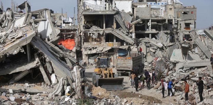 Un trabajador palestino, involucrado en un proyecto de gestión de escombros implementado y supervisado por el PNUD para la Franja de Gaza, maniobra una excavadora para retirar hormigón, metal y escombros de edificios y casas destruidos al sur de la Franja de Gaza, tras una tregua negociada por Estados Unidos que puso fin a la guerra de dos años.