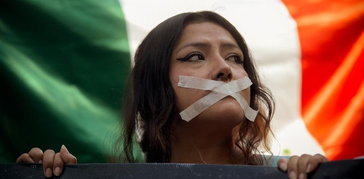 Una mujer asiste a una manifestación convocada por la Generación Z contra el gobierno de la presidenta de México, Claudia Sheinbaum, en la Ciudad de México.