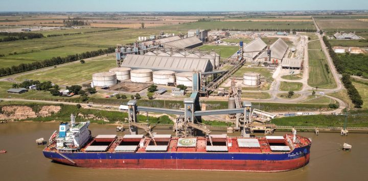 Vista aérea tomada con un dron del buque MV Shandong Fu Yi que trasladará el primer embarque comercial a granel de trigo argentino con destino a China anclado en la terminal portuaria de Cofco International, en la localidad de Timbúes, en el norte de Rosario, en la provincia de Santa Fé, Argentina.