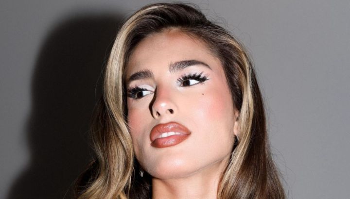 Desde alta costura contemporánea a princesa moderna: los dos looks de Juli Poggio con los que impactó en los Martín Fierro Streaming