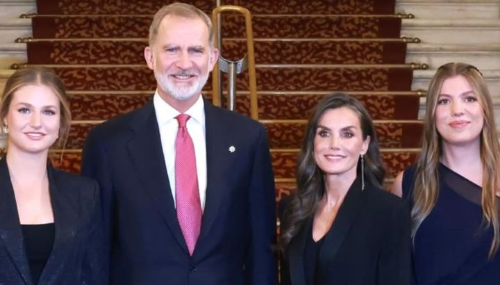 El particular detalle en la felicitación navideña de la Casa real de España: la decisión de Letizia, el rey Felipe, Leonor y Sofía