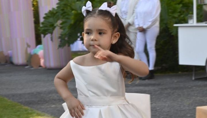 El increíble look de Sarah Burlando en su cumple de 3 años: vestido blanco, moños XL y estilo de princesa