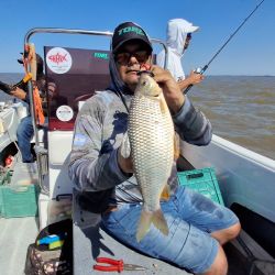 La carnada que marcó la diferencia fue el maíz, que se impuso claramente y permitió sostener un ritmo de pesca constante durante buena parte de la creciente. 