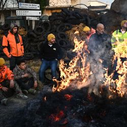 Agricultores del sindicato CR47 (Coordinación Rural 47) protestan junto a una hoguera frente a la Dirección Departamental de Empleo, Trabajo, Solidaridad y Protección de las Poblaciones de Lot-et-Garonne, en Agen, suroeste de Francia. | Foto:Christophe Archambault / AFP