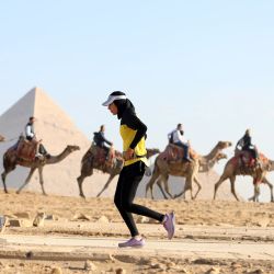 Corredores participantes en el Medio Maratón de las Pirámides celebrado en el punto escénico de las Pirámides de Giza, en Giza, Egipto. | Foto:Xinhua/Ahmed Gomaa