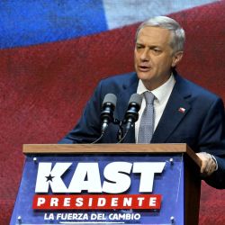 El candidato presidencial chileno José Antonio Kast, del Partido Republicano, pronuncia un discurso al celebrar los resultados de la segunda vuelta de las elecciones presidenciales en Santiago. | Foto:EITAN ABRAMOVICH / AFP