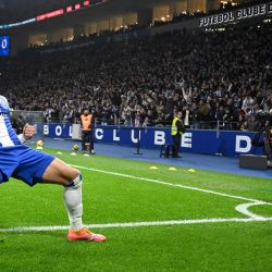 El delantero brasileño del FC Porto, William Gomes, celebra marcar el gol inicial durante el partido de fútbol de la liga portuguesa entre el FC Porto y el GD Estoril Praia en el estadio Dragao de Oporto. | Foto:MIGUEL RIOPA / AFP
