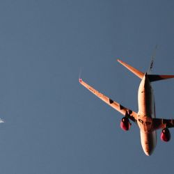 Esta foto muestra un avión de Air Algérie, con la luna al fondo, sobrevolando Marsella, al sur de Francia. | Foto:Thibaud Moritz / AFP