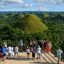 Esta fotografía muestra a turistas contemplando las icónicas Colinas de Chocolate en la isla de Bohol, en la provincia de Visayas Centrales, Filipinas. | Foto:Mladen Antonov / AFP