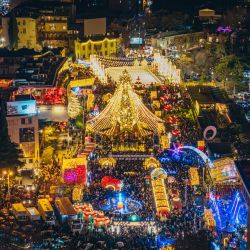 Imagen del árbol principal iluminado de Año Nuevo de Georgia y otras decoraciones vistas en la Plaza de la Primera República, en Tiflis, Georgia. | Foto:Xinhua/Gobierno de la Ciudad de Tiflis
