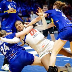 La francesa Pauletta Foppa lucha por la pelota con Romée Maarschalkerweerd y Dione Housheer durante el partido de grupo entre Francia y los Países Bajos en la ronda principal del Campeonato Mundial de Balonmano Femenino en Ahoy Rotterdam. | Foto:Robin van Lonkhuijsen / ANP / AFP