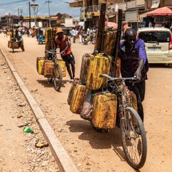 Personas transportan mercancía en bicicletas, en Uvira, una ciudad en la provincia de Kivu del Sur, en el este de la República Democrática del Congo (RDC). En Uvira, una ciudad estratégica en el este de la RDC, las calles son barridas, las tiendas reabren cautelosamente y los residentes regresan a los espacios públicos mientras la vida cotidiana empieza a moverse de nuevo. | Foto:Xinhua/Zanem Nety Zaidi