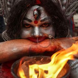 Una artista vestida como la diosa hindú Kali participa en una procesión religiosa para conmemorar el cuarto aniversario de la inauguración del Corredor Kashi Vishwanath, en Varanasi, India. | Foto:NIHARIKA KULKARNI / AFP