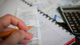 Encuesta: Dos de cada tres argentinos afirman que el sueldo no alcanza y que tuvieron que resignar consumos en el último mes. 16122025